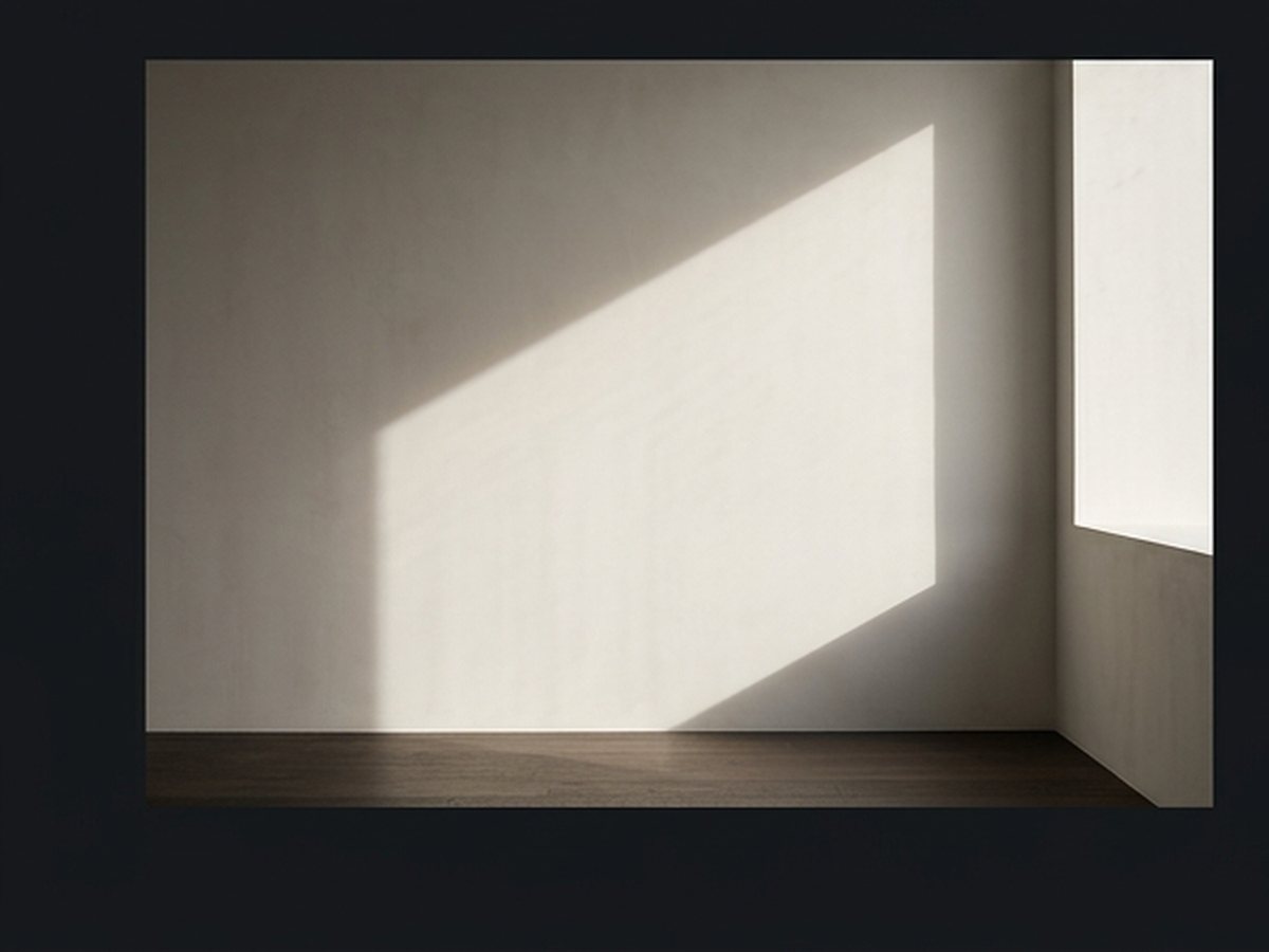 Un coin ensoleillé d'un mur intérieur simple
